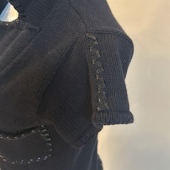 Black sweater vest with trim - Picture 5 of 9